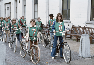 117670 Afbeelding van een groep schoolkinderen bij het verzamelen op de Mariaplaats voor de fietskeuring tijdens het ...